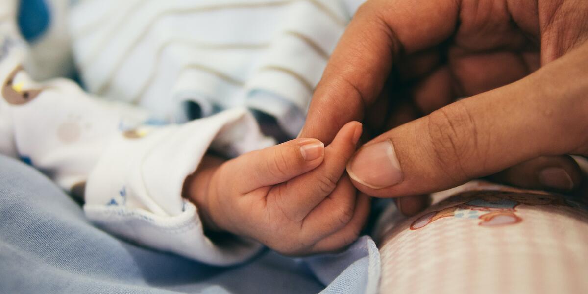Schwangerschaft Mutterschaft Corona FAQ Hände Baby Geburt 